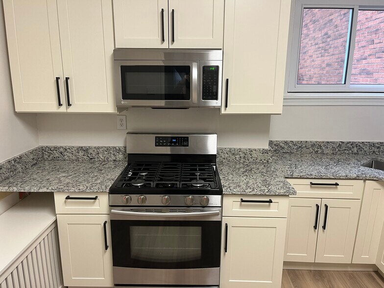 Building Photo - 457 Cedarville St