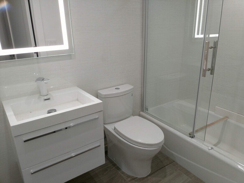 2nd full bathroom with large tub - 2915 28th St NW