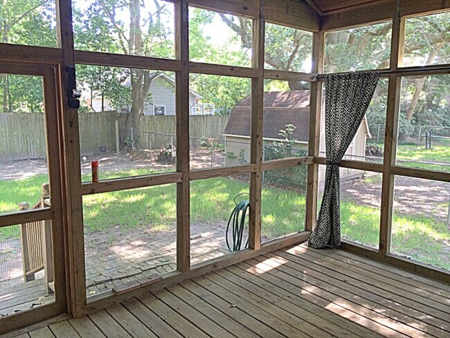 Building Photo - Spacious 3 Bedroom House in Byrnes Down!