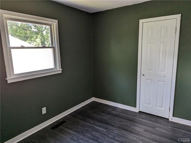 Building Photo - 5854 Reis Dr