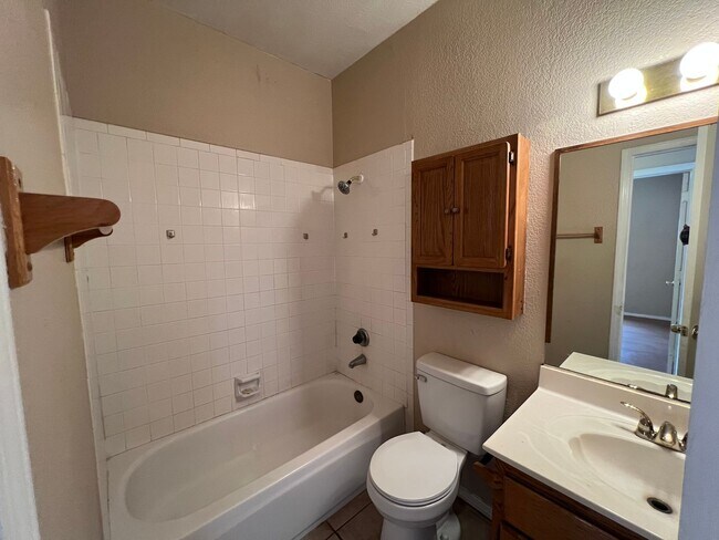 Building Photo - Incredible 4 bedroom, 2 1/2 bath home in East El Paso!!