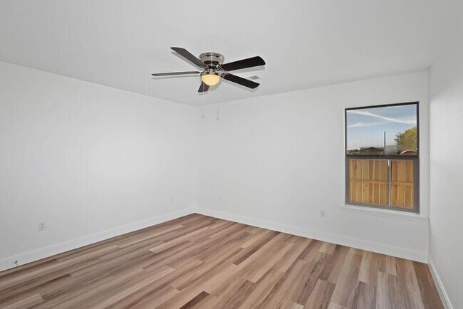 Building Photo - 7612 Woodford Ave