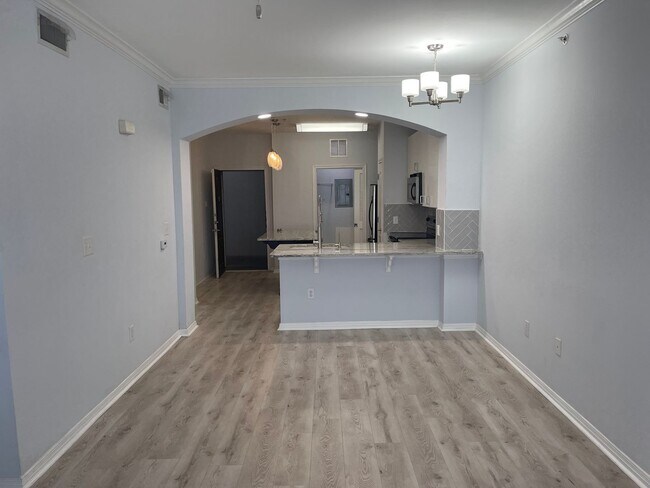 Building Photo - Fully Renovated 2/2 Near Campus