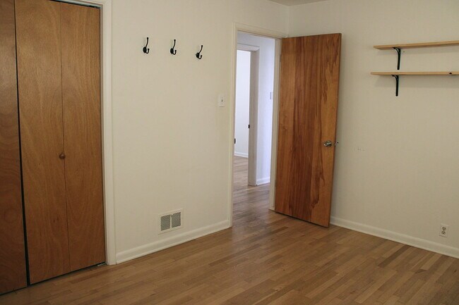 Building Photo - 1845 Crestmore Pl