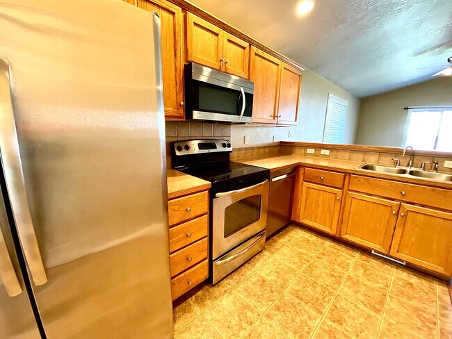 Building Photo - 3 bedroom 2 bath Walking Distance to Sage Valley Middle School