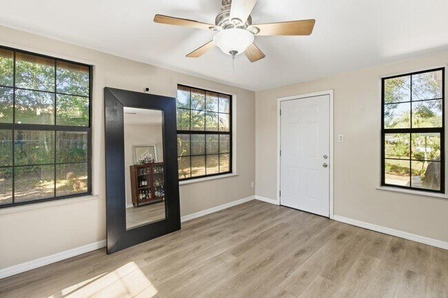 Building Photo - 1411 Crest Dr