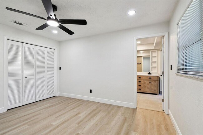 Building Photo - 970 Rolling Hills Dr