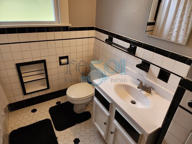 Building Photo - *Coming Soon* Great Hillcrest Find!  2Bedrooms & 1 Bathroom Pefect for UAMS Student(s)