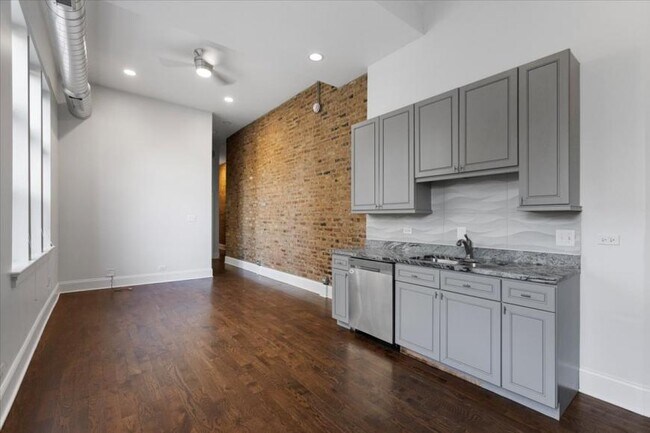 Building Photo - 3 bedroom in Chicago IL 60616