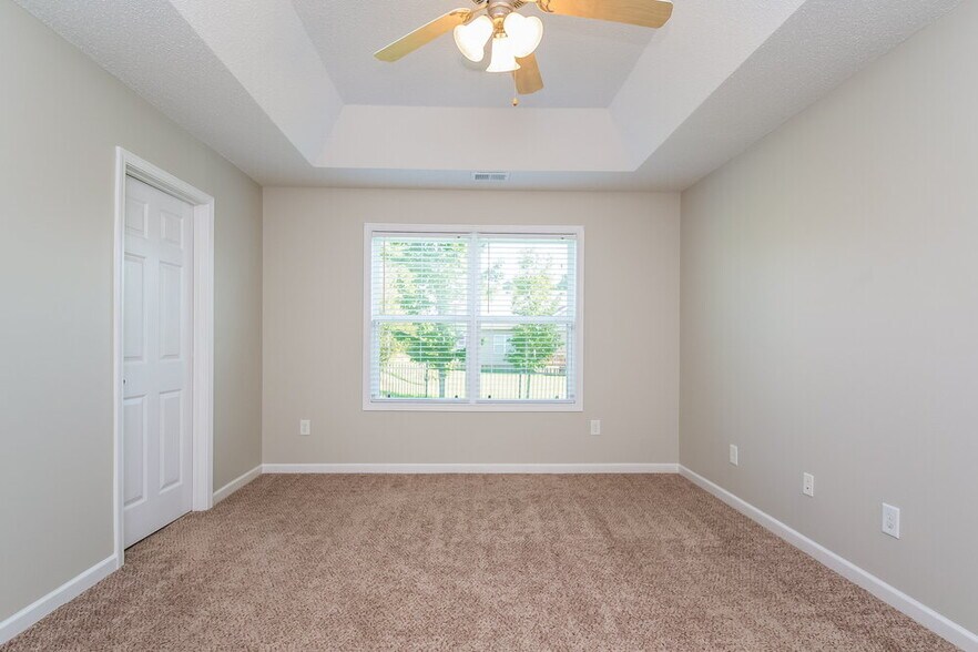 Building Photo - 42 Oakbrook Dr