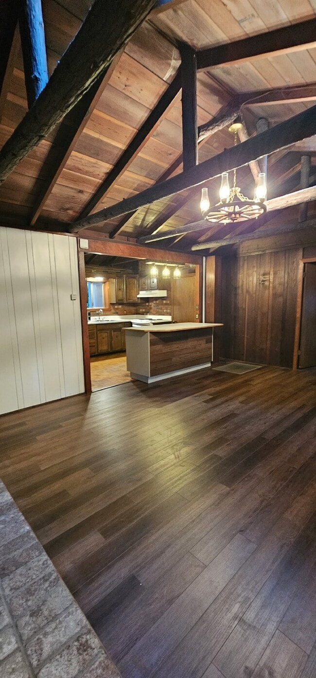 Building Photo - Picturesque Mountain retreat just 21 miles...