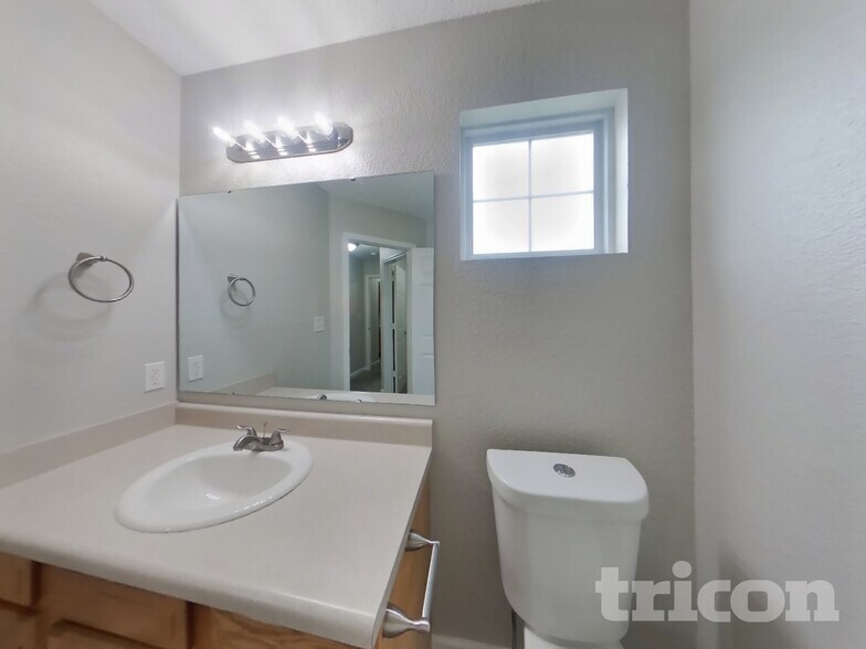 Building Photo - 2880 Lakestream Dr
