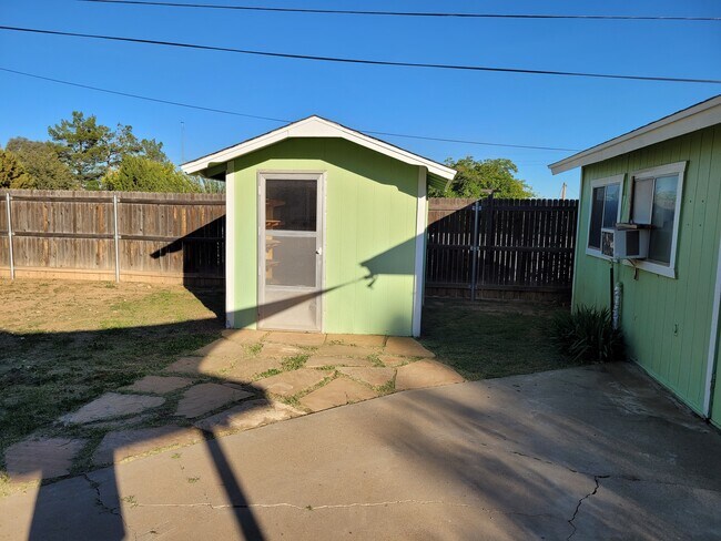 Building Photo - 1033 S 5th St