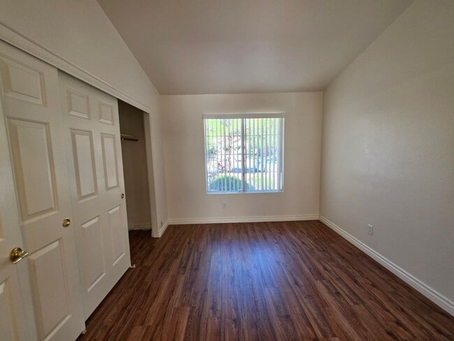 Building Photo - Beautiful Single Story Home