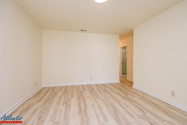 Building Photo - 4015 Villa Vista