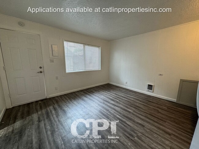 Building Photo - 1102 1/2 N. 2nd- Kelso, WA - Move In Special - $99 First Month's Rent!