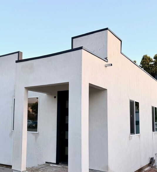 Building Photo - 1144 E Wilson Ave