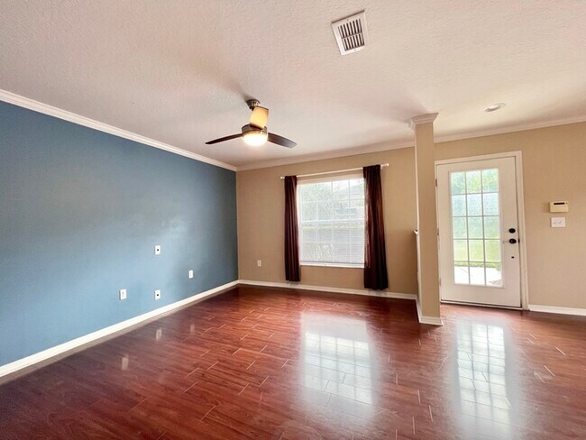 Building Photo - Gorgeous 3-bedroom, 2 1/2-bath End Unit To...