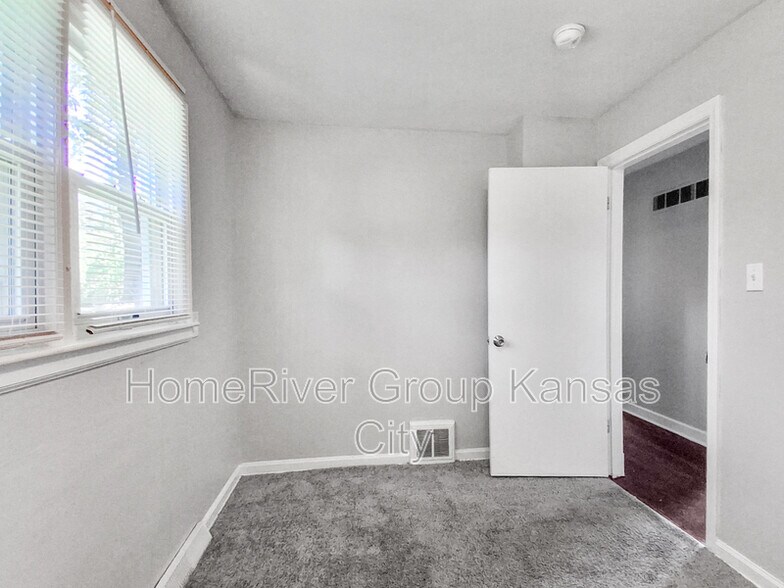 Building Photo - 5325 Ralston Ave