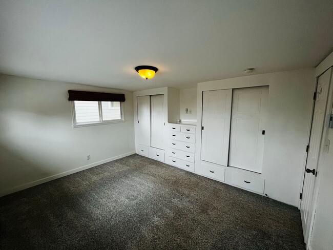 Building Photo - 4 Bedroom East Bremerton with Large Yard