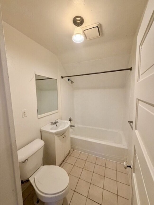 Building Photo - 611 N Broadway