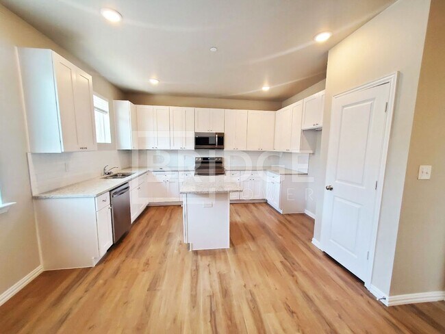 Building Photo - 1201 Silver Ln