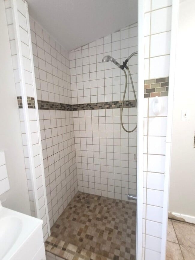 Building Photo - 2.0 bedroom in St. Petersburg Florida 33705