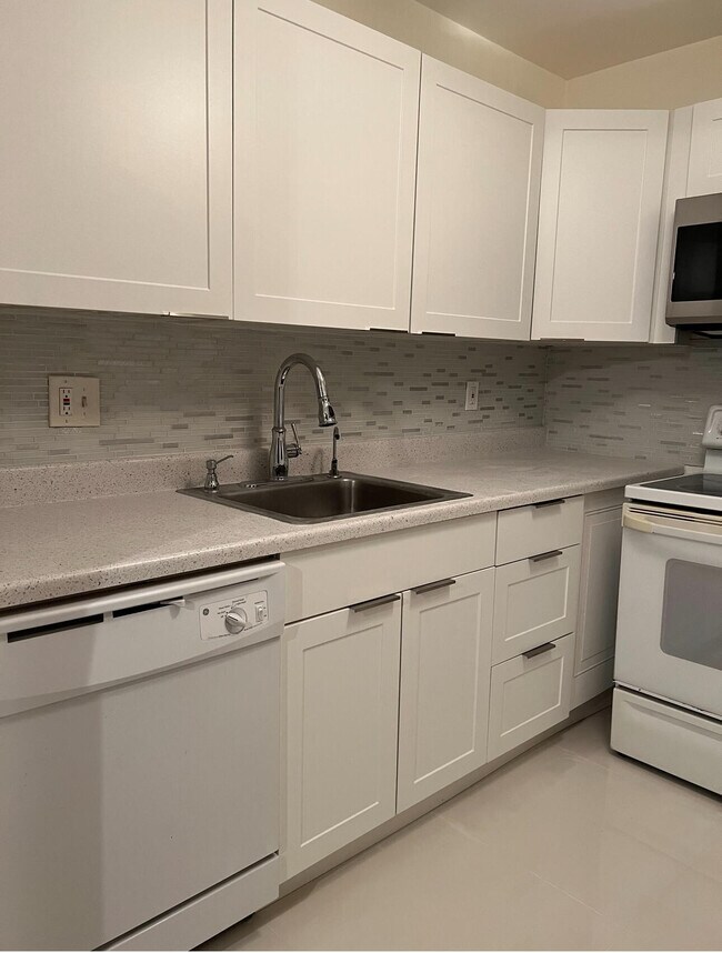 Building Photo - 700 Village Green Ct