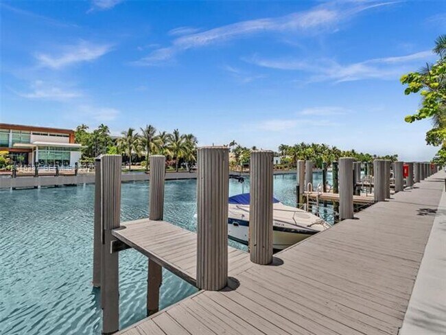 Building Photo - 9940 W Bay Harbor Dr