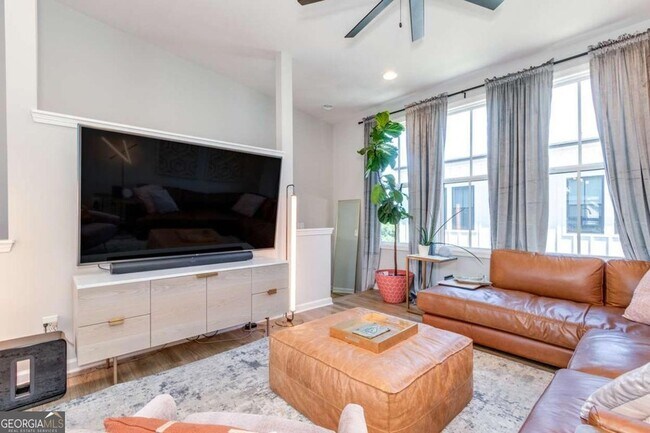 Building Photo - 912 Brees Ct