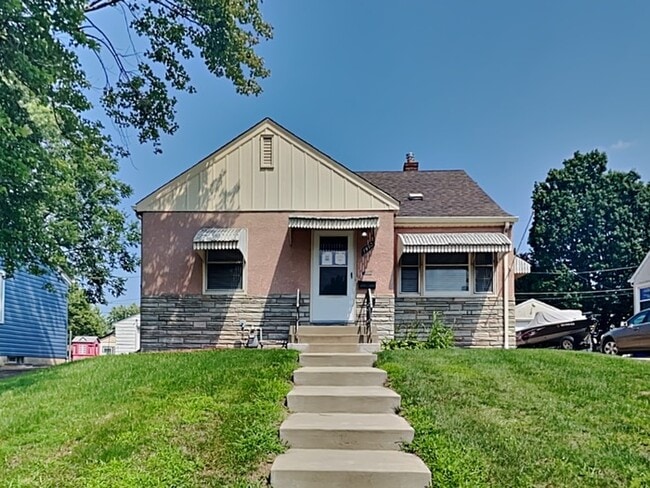 Building Photo - 1993 Reaney Ave E