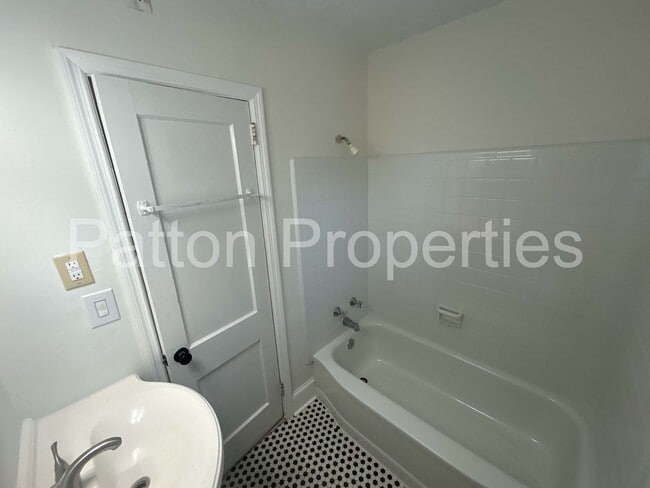 Building Photo - Hampton Hills Condo