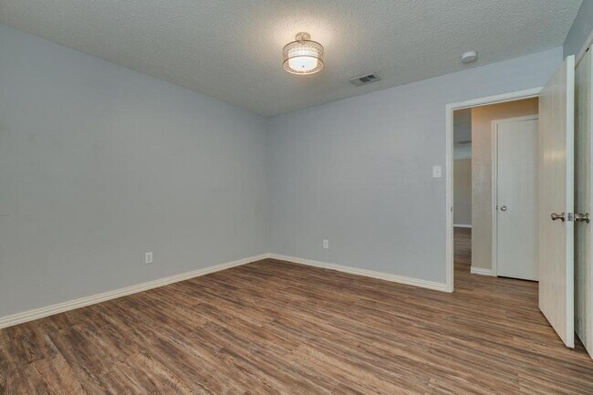 Building Photo - 5536 Camarillo Dr