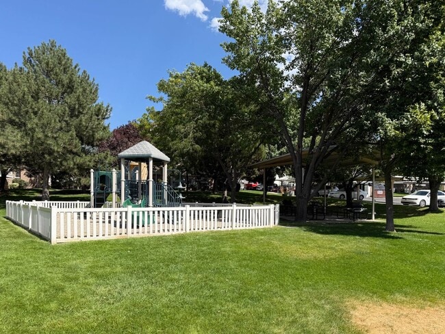 Building Photo - Darling Ground Floor Stonebrook Condo