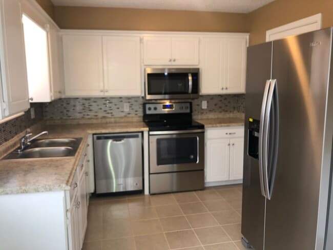 Building Photo - 3 bedrooms, 2 baths with a 2 car garage for rent near NE 10th between Midwest Blvd and Douglas Bl...