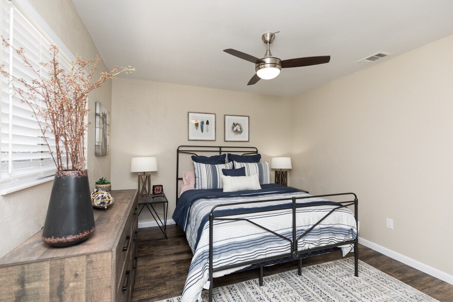 3rd queen bedroom - 50 Westfield Ln