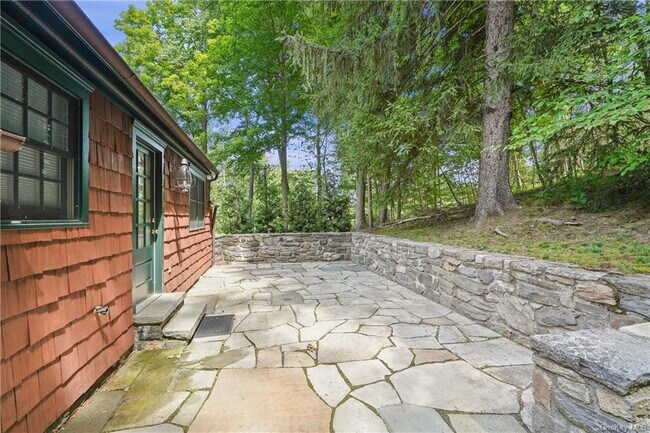 Building Photo - 140 Greenwich Rd