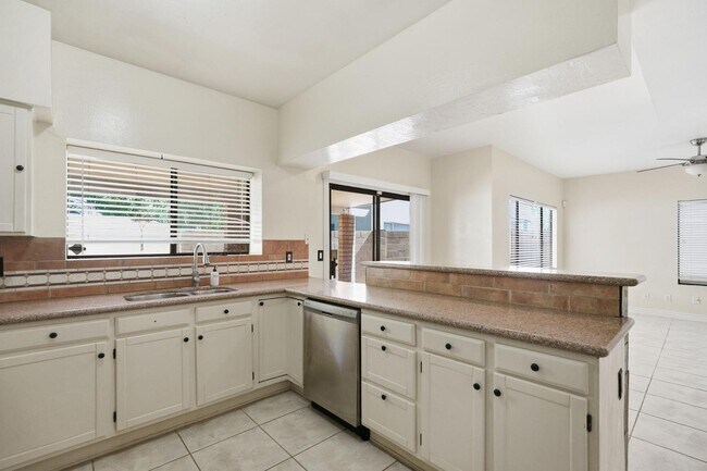 Building Photo - 1333 N Brittany Ln