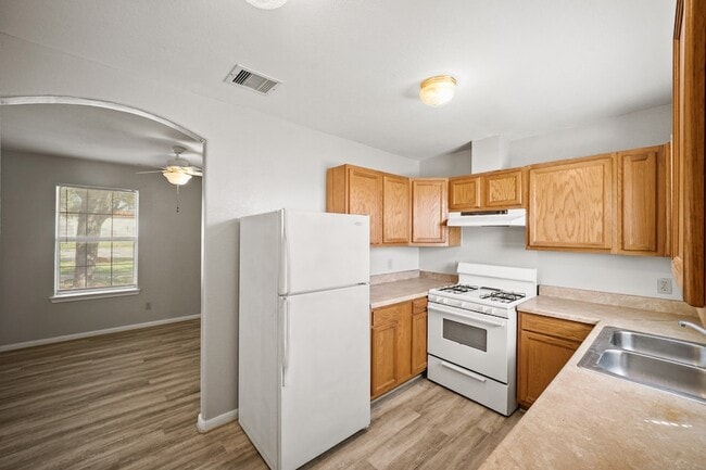 Building Photo - 4636 Mayflower St