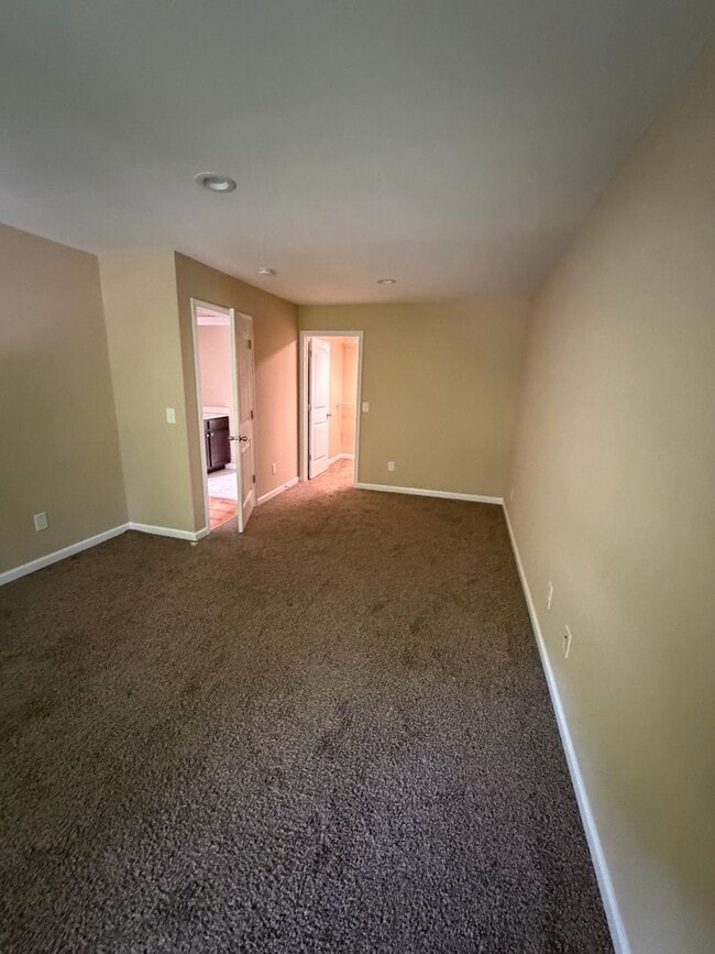 Building Photo - 2 Bedroom / 2 Bath Johnson City, TN 37604