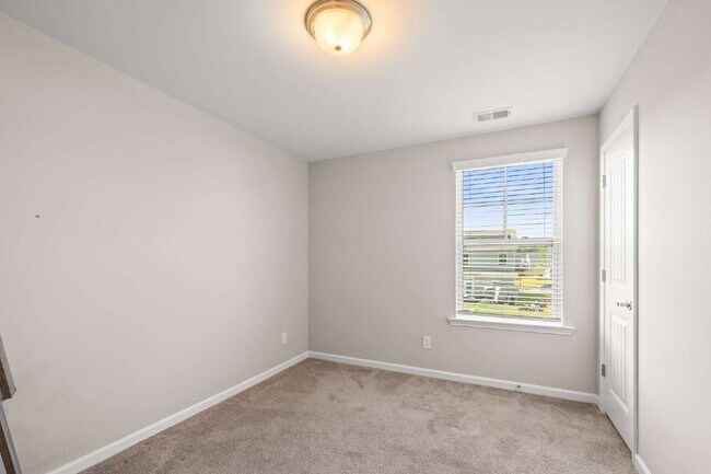 Building Photo - 8 Chimney Ct