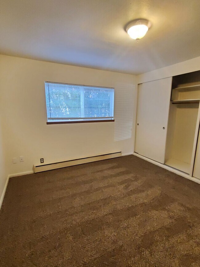 Building Photo - 1 Bedroom Apartment-August rent FREE!