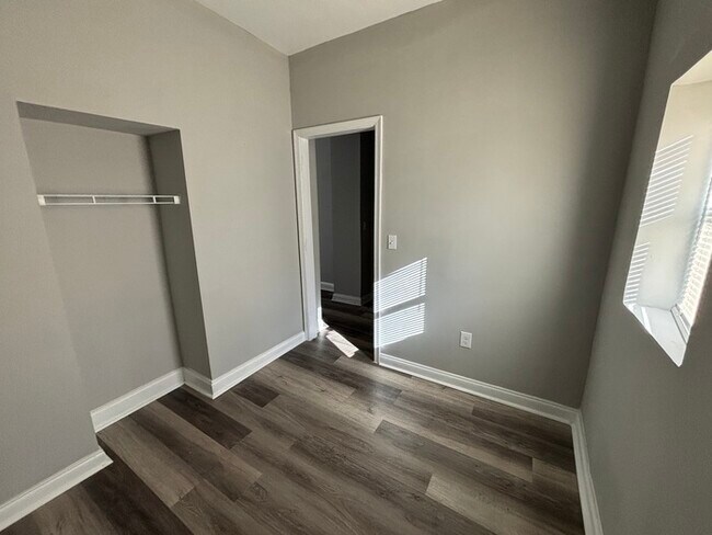 Building Photo - 2 bedroom PLUS den with Fireplace