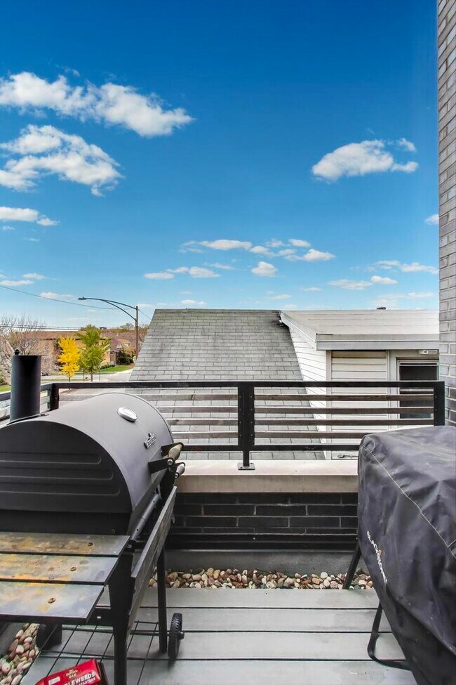 Building Photo - 3320 N Narragansett Ave