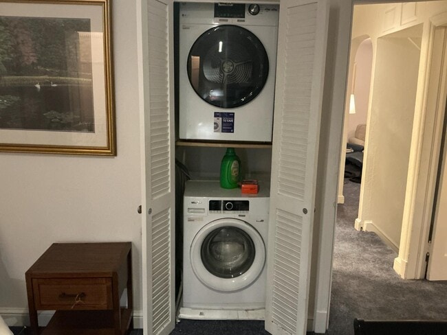 Building Photo - 5561 Ashbourne Rd