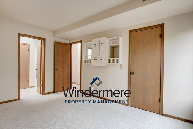 Building Photo - 3 bed 2 bath Condo with a View!