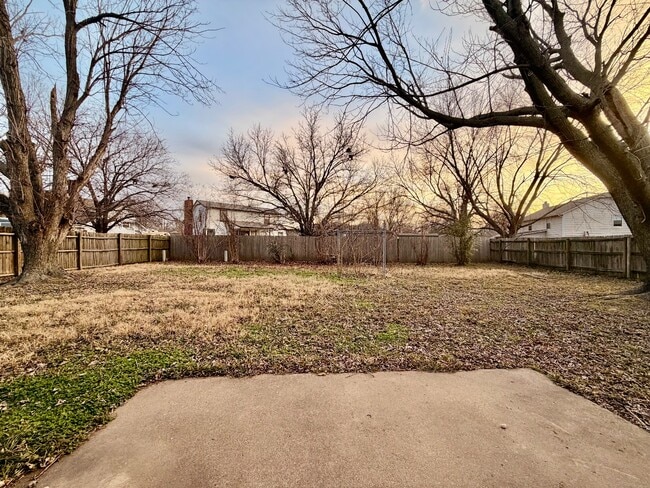 Building Photo - 10802 E 101st St N