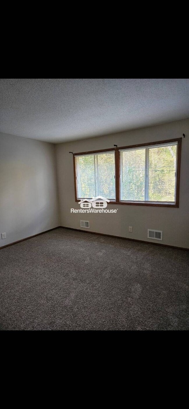 Building Photo - Available now - like new 2 bed 1 bath dupl...
