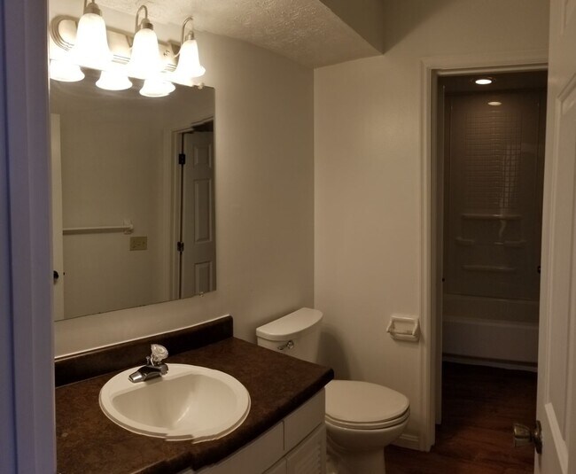 Building Photo - Spacious 2 bedroom 2 bath apartment with 2...