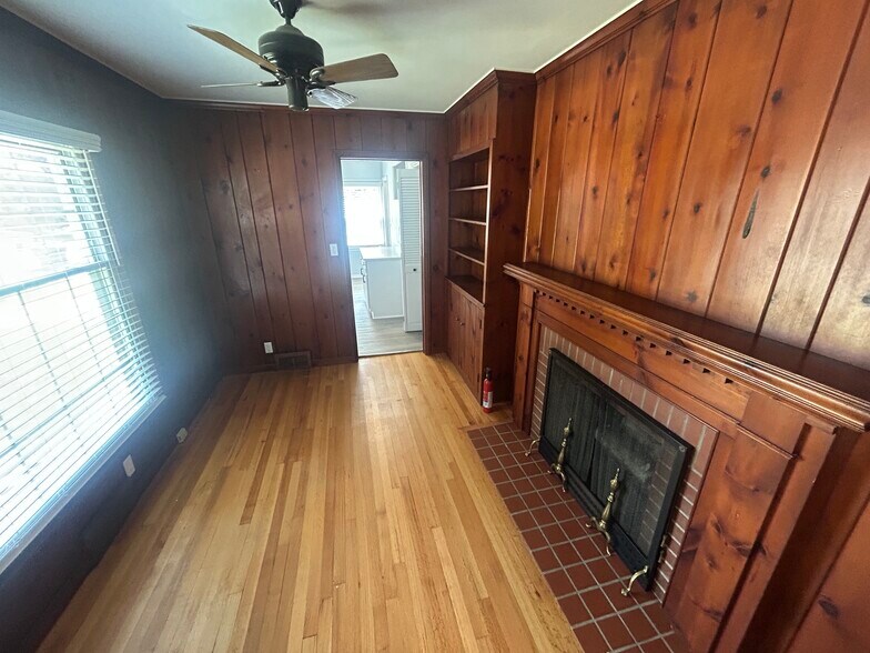 Building Photo - 4121 Seminole Dr